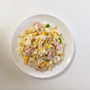 卵と魚肉ソーセージとピーマンの炒飯